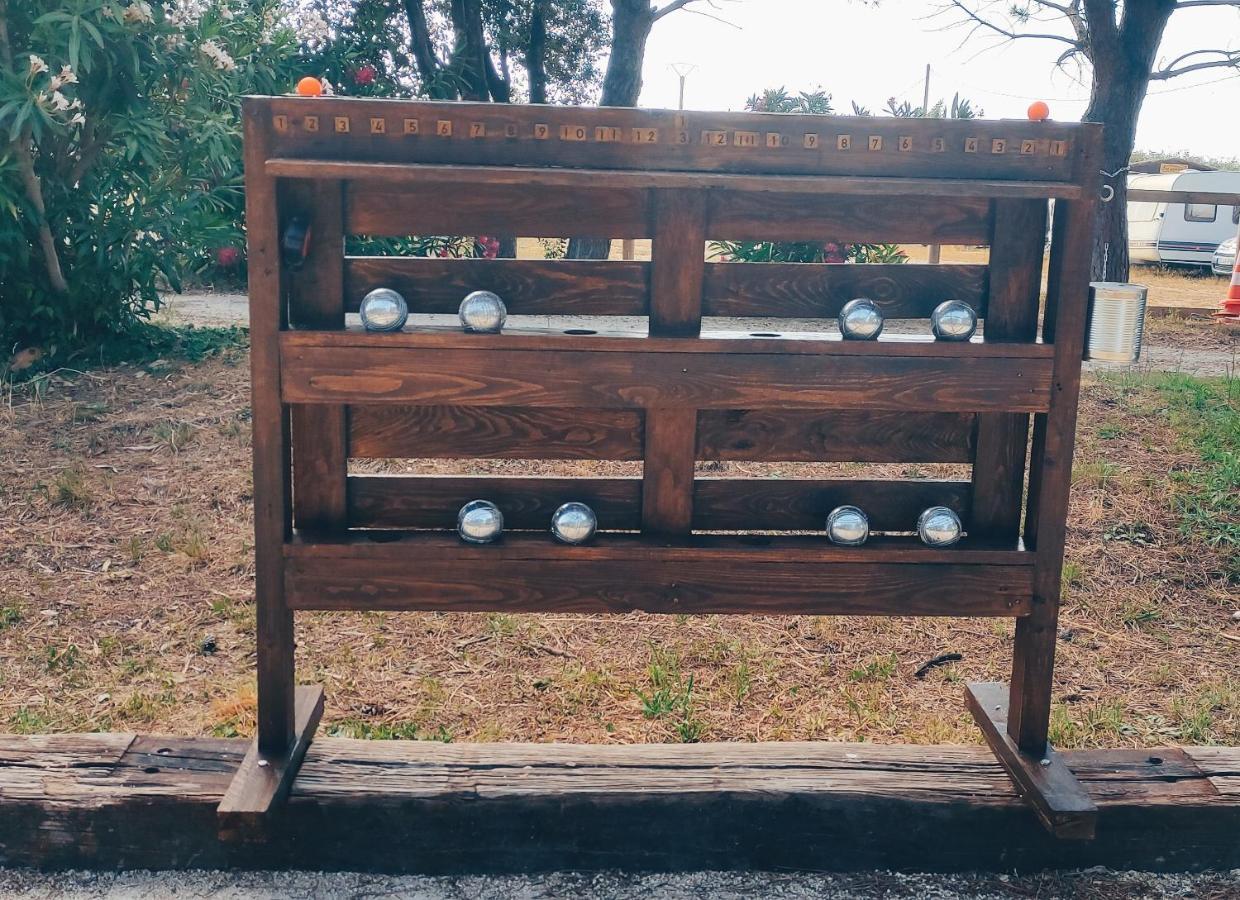 Offrez-Vous Un Sejour Dans Notre Studio T1 Bis A Entressen Une Grande Piscine Pour Se Rafraichir ,Un Espace De Jeux Pour Enfants Pour Des Heures De Divertissement Un Terrain De Petanque Pour Des Parties Endiablees Buitenkant foto