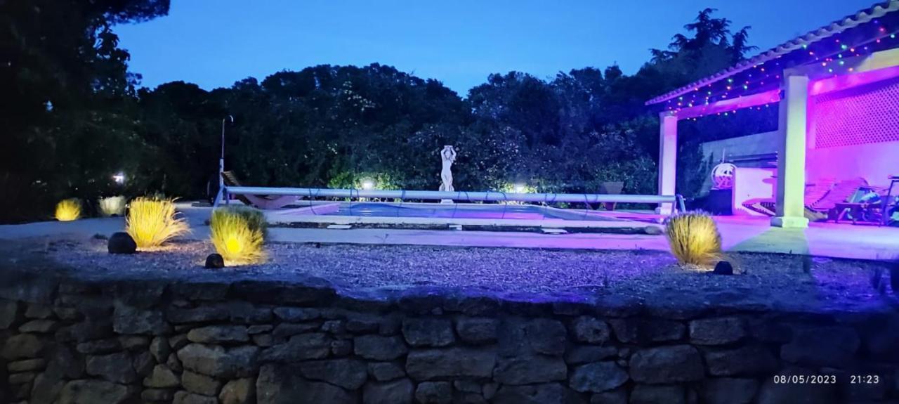 Offrez-Vous Un Sejour Dans Notre Studio T1 Bis A Entressen Une Grande Piscine Pour Se Rafraichir ,Un Espace De Jeux Pour Enfants Pour Des Heures De Divertissement Un Terrain De Petanque Pour Des Parties Endiablees Buitenkant foto